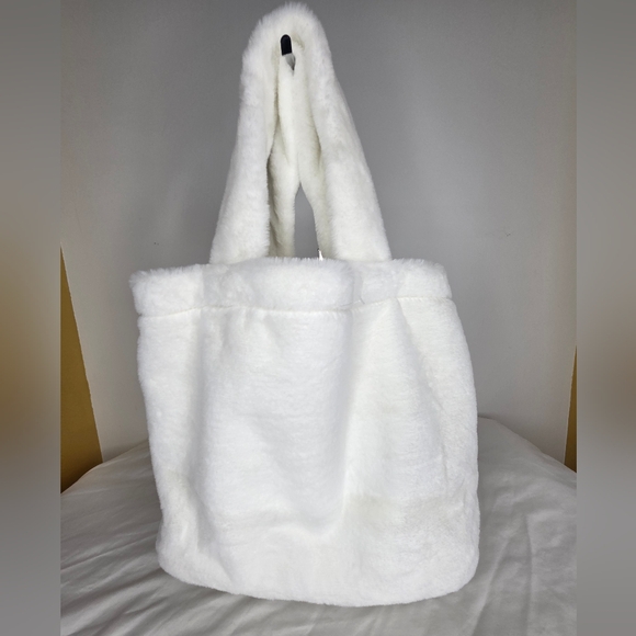 NWOT Good Girl By Carolina Herrera -11" X 16"inch-Elegant White FauxFur Tote Bag - Picture 3 of 12